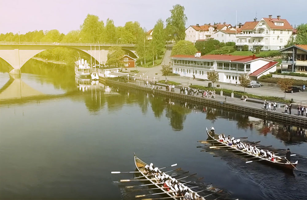 En sommarbild av leksand