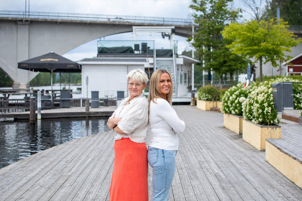 Två personer står rygg mot rygg